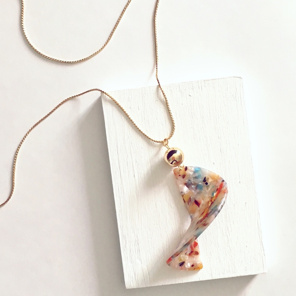 RESIN MULTI PENDANT NECKLACE